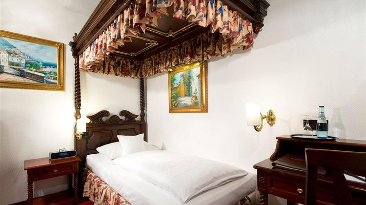 Kings Center Hotel Room