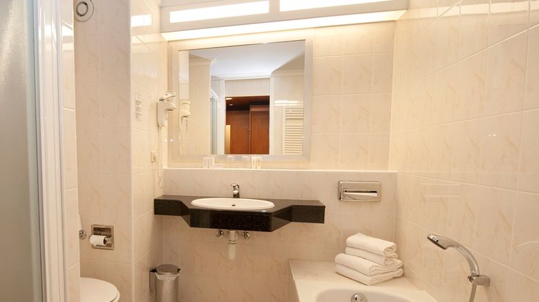<b>Van der Valk Hotel Venlo Room</b>. Images powered by <a href="https://iceportal.shijigroup.com/" title="IcePortal" target="_blank">IcePortal</a>.