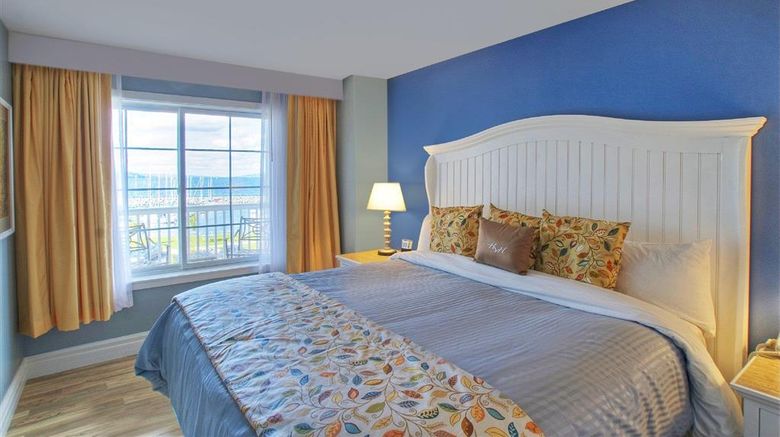 <b>Watkins Glen Harbor Hotel Suite</b>. Images powered by <a href="https://iceportal.shijigroup.com/" title="IcePortal" target="_blank">IcePortal</a>.