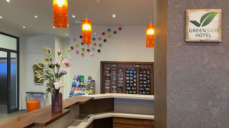<b>Hotel Ambassador Berlin Lobby</b>. Images powered by <a href="https://iceportal.shijigroup.com/" title="IcePortal" target="_blank">IcePortal</a>.