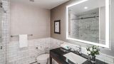 <b>Lord Elgin Hotel Room</b>. Images powered by <a href="https://iceportal.shijigroup.com/" title="IcePortal" target="_blank">IcePortal</a>.