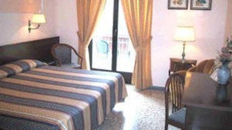<b>Hotel Central Room</b>. Images powered by <a href="https://iceportal.shijigroup.com/" title="IcePortal" target="_blank">IcePortal</a>.