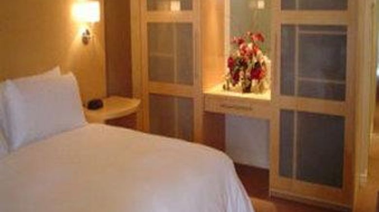 <b>Dundee Arms Inn Room</b>. Images powered by <a href="https://iceportal.shijigroup.com/" title="IcePortal" target="_blank">IcePortal</a>.