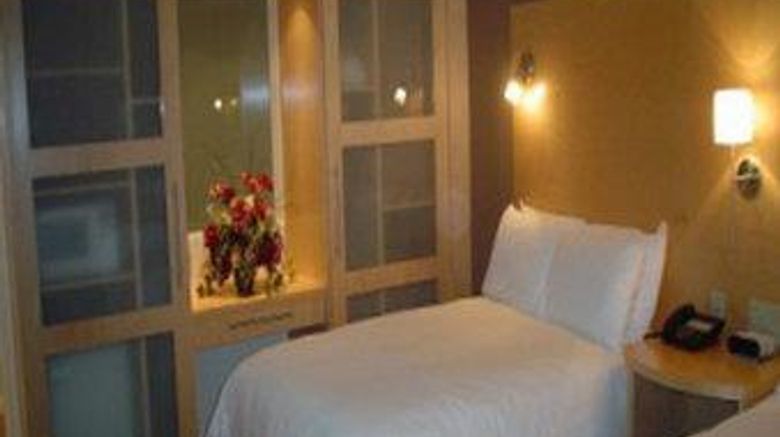 <b>Dundee Arms Inn Room</b>. Images powered by <a href="https://iceportal.shijigroup.com/" title="IcePortal" target="_blank">IcePortal</a>.