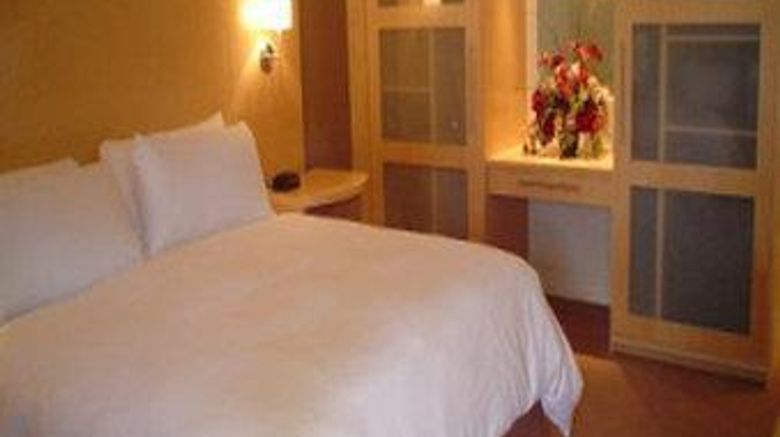 <b>Dundee Arms Inn Room</b>. Images powered by <a href="https://iceportal.shijigroup.com/" title="IcePortal" target="_blank">IcePortal</a>.