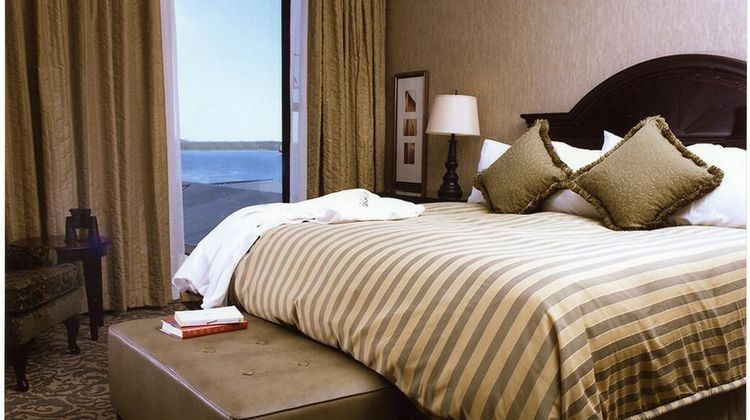 Crest Hotel Suite
