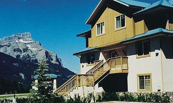 Banff Boundary Lodge Exterior