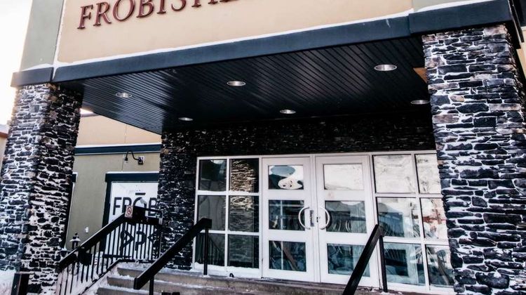 Frobisher Inn Exterior