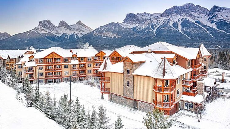 Falcon Crest Lodge Exterior