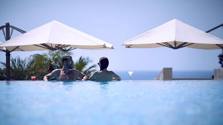 Four Seasons Hotel Pool