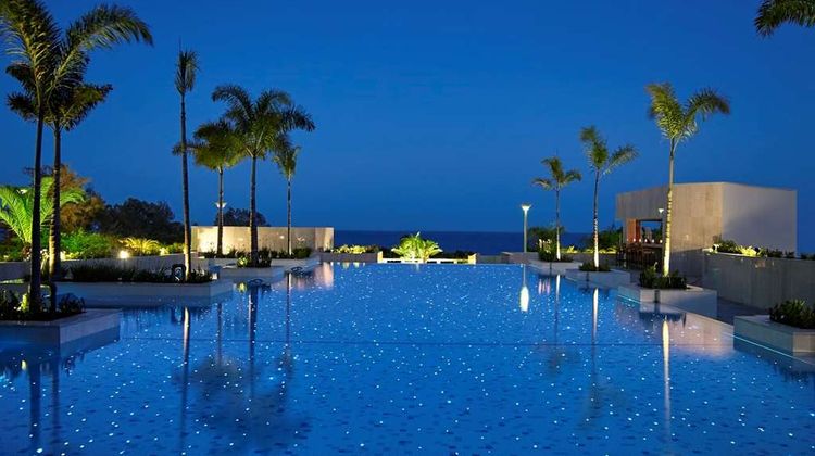 Four Seasons Hotel Pool