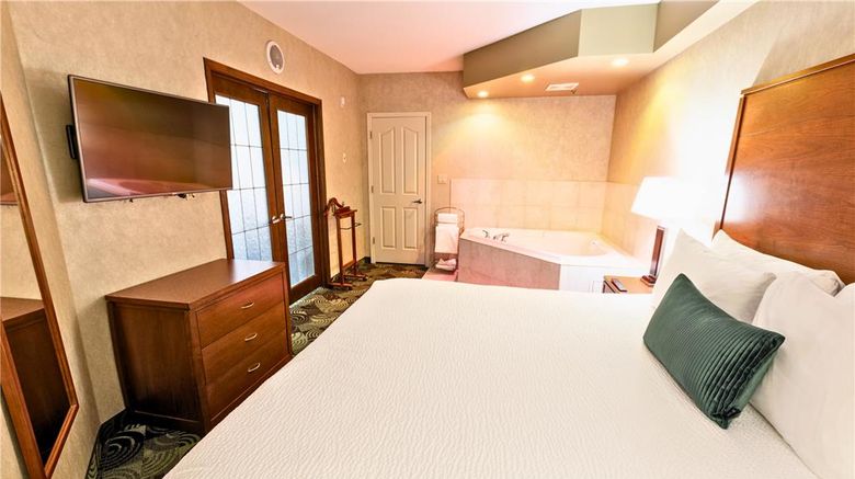 <b>Deerfoot Inn & Casino Room</b>. Images powered by <a href="https://iceportal.shijigroup.com/" title="IcePortal" target="_blank">IcePortal</a>.