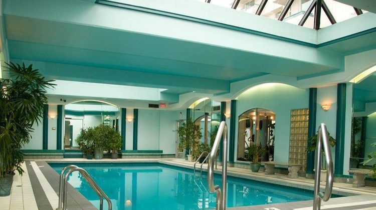 Chateau Victoria Hotel & Suites Pool