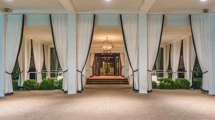 Proximity Hotel Exterior