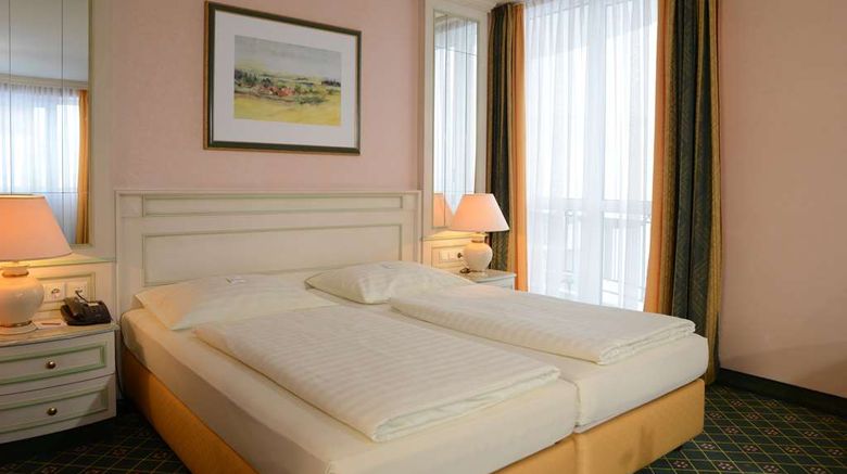 <b>The Monarch Hotel Room</b>. Images powered by <a href="https://iceportal.shijigroup.com/" title="IcePortal" target="_blank">IcePortal</a>.