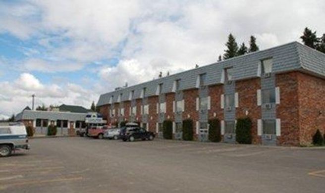 Twin Pine Inn & Suites Exterior
