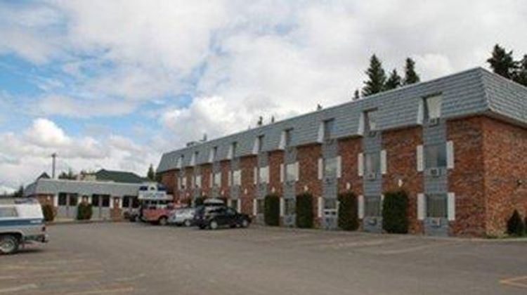 Twin Pine Inn & Suites Exterior