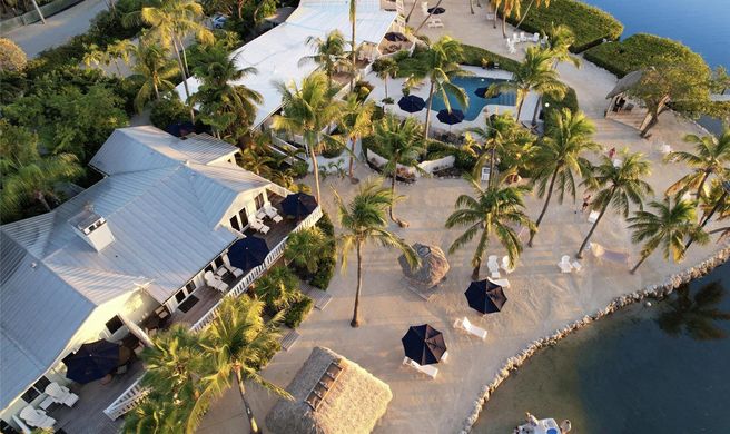 Coconut Palm Inn Exterior