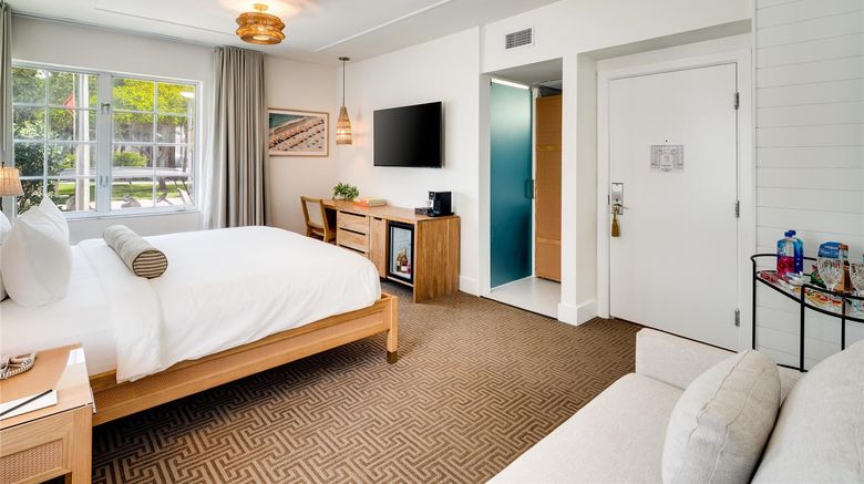 <b>South Beach Hotel Suite</b>. Images powered by <a href="https://iceportal.shijigroup.com/" title="IcePortal" target="_blank">IcePortal</a>.