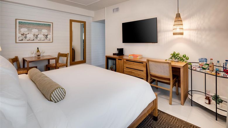 <b>South Beach Hotel Room</b>. Images powered by <a href="https://iceportal.shijigroup.com/" title="IcePortal" target="_blank">IcePortal</a>.