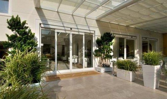 Hotel Plaza Exterior