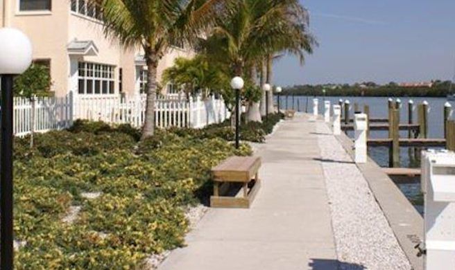 Barefoot Beach Resort Exterior