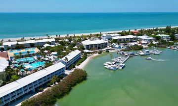'Tween Waters Inn