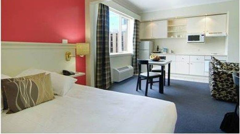 <b>Collins Hotel Room</b>. Images powered by <a href="https://iceportal.shijigroup.com/" title="IcePortal" target="_blank">IcePortal</a>.