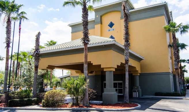 Galleria Palms Hotel Exterior