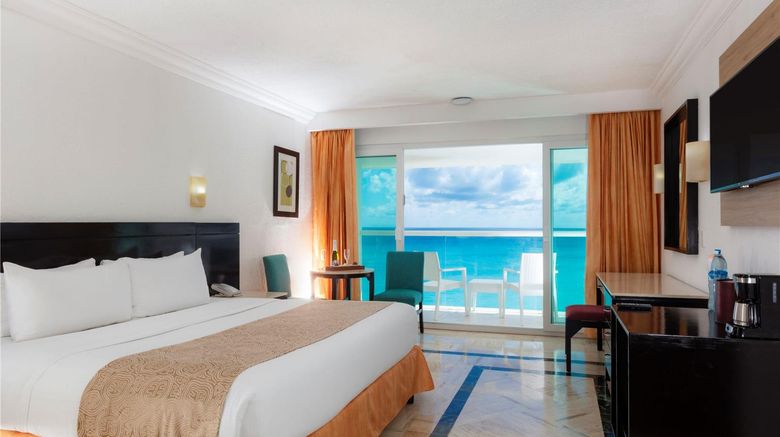 <b>Krystal Cancun Room</b>. Images powered by <a href="https://iceportal.shijigroup.com/" title="IcePortal" target="_blank">IcePortal</a>.