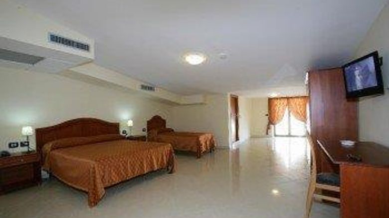 <b>Hotel Plaza Suite</b>. Images powered by <a href="https://iceportal.shijigroup.com/" title="IcePortal" target="_blank">IcePortal</a>.