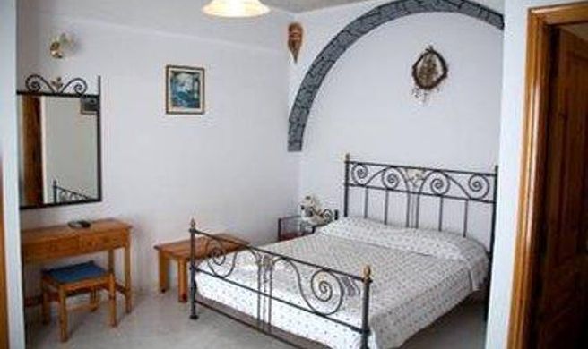 Vallas Apartments Room