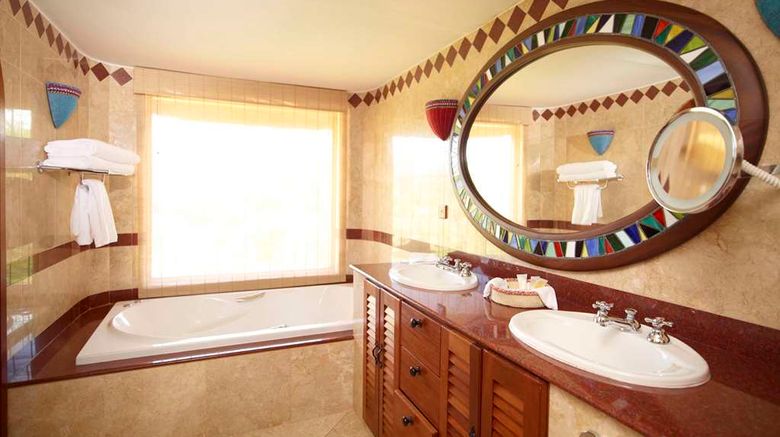 <b>Amboseli Serena Safari Lodge Suite</b>. Images powered by <a href="https://iceportal.shijigroup.com/" title="IcePortal" target="_blank">IcePortal</a>.