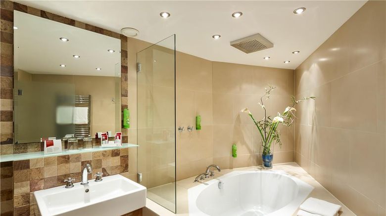 <b>Austria Trend Hotel Ananas Suite</b>. Images powered by <a href="https://iceportal.shijigroup.com/" title="IcePortal" target="_blank">IcePortal</a>.