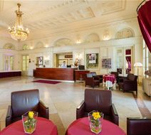 Austria Trend Schloss Wilhelminenberg Lobby