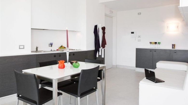 <b>Lungotevere Suite Lobby</b>. Images powered by <a href="https://iceportal.shijigroup.com/" title="IcePortal" target="_blank">IcePortal</a>.