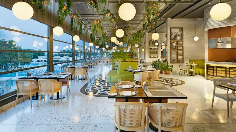 <b>Titanic Deluxe Lara Restaurant</b>. Images powered by <a href="https://iceportal.shijigroup.com/" title="IcePortal" target="_blank">IcePortal</a>.