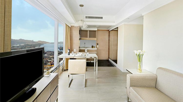 Harbour Plaza 8 Degrees Suite
