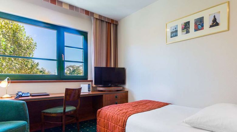 <b>Qubus Hotel Room</b>. Images powered by <a href="https://iceportal.shijigroup.com/" title="IcePortal" target="_blank">IcePortal</a>.