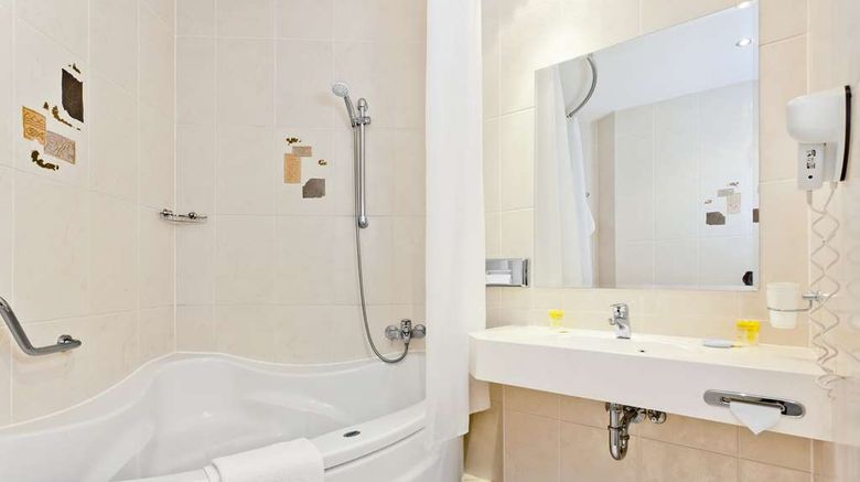 <b>Qubus Hotel Room</b>. Images powered by <a href="https://iceportal.shijigroup.com/" title="IcePortal" target="_blank">IcePortal</a>.