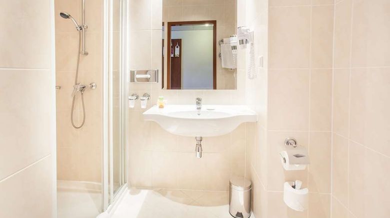 <b>Qubus Hotel Room</b>. Images powered by <a href="https://iceportal.shijigroup.com/" title="IcePortal" target="_blank">IcePortal</a>.