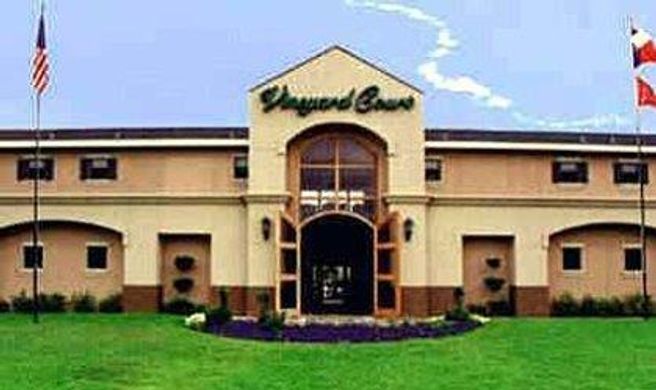 Vineyard Court Designer Suites Hotel Exterior