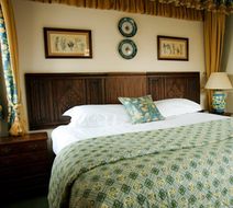 Noel Arms Hotel Room