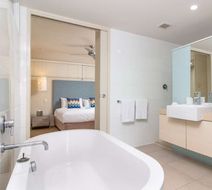 201 Lake Street - Cairns Room