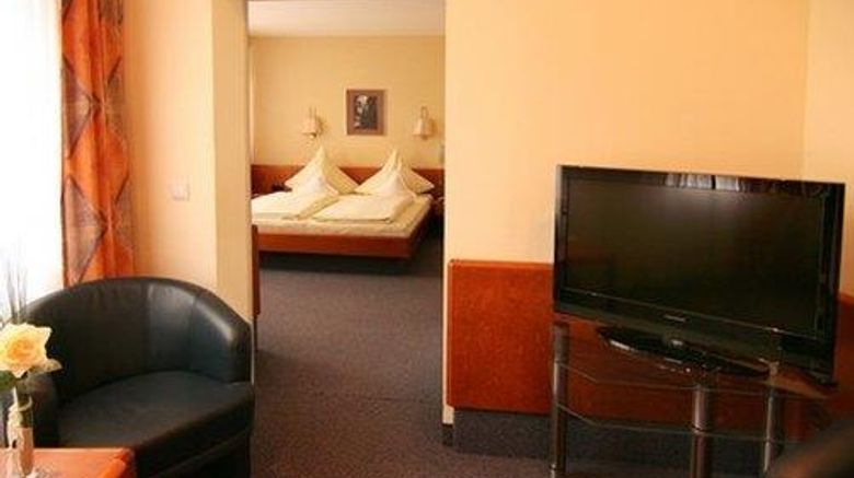<b>St Georg Hotel Regensburg Suite</b>. Images powered by <a href="https://iceportal.shijigroup.com/" title="IcePortal" target="_blank">IcePortal</a>.