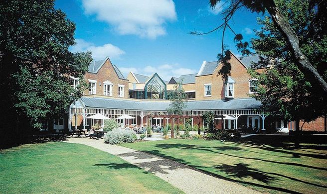 Coulsdon Manor Hotel Exterior