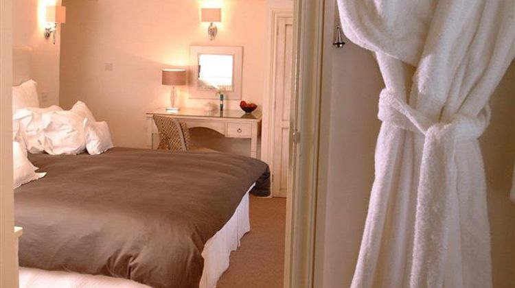 The Lugger Hotel Room