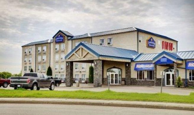 Lakeview Inn & Suites Fort Saskatchewan Exterior