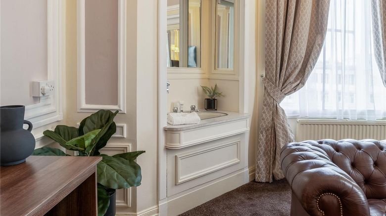 <b>The Adelphi Hotel Room</b>. Images powered by <a href="https://iceportal.shijigroup.com/" title="IcePortal" target="_blank">IcePortal</a>.