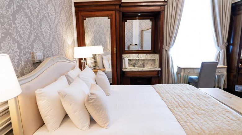 <b>The Adelphi Hotel Suite</b>. Images powered by <a href="https://iceportal.shijigroup.com/" title="IcePortal" target="_blank">IcePortal</a>.